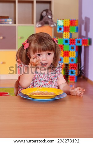 Child in the nursery eats soup
