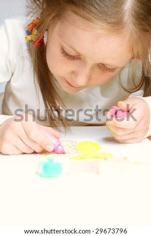young girl making her drawing with the soft-tip pens
