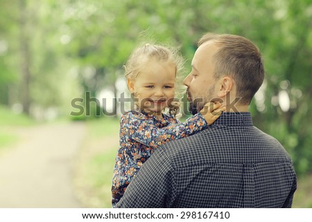 father travels with her daughter