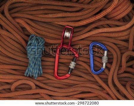 Equipment for mountaineering and rock climbing are on the rope.