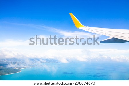Vintage color tone of Wing of an airplane flying above the ocean. Photo applied to tourism operators. picture for add text message or frame website. Traveling concept