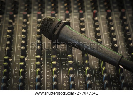 Audio mixer and microphone