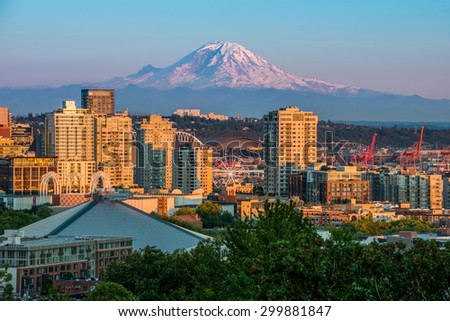 Beautiful Seattle in the Evening with Mt.Rainer