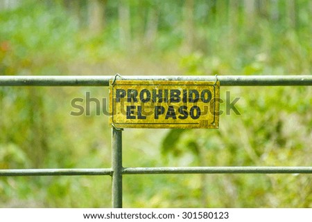 No trespassing sign on a metal door written in spanish