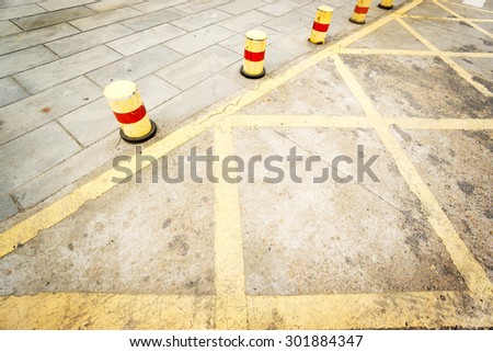 No parking yellow line zone