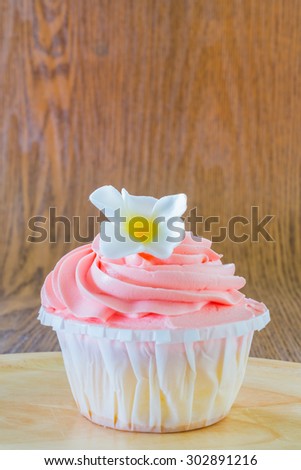 Tasty cupcakes in wood plate