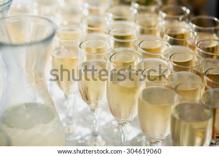 Beautiful row line of different colored alcohol cocktails with mint on a open air party, tequila, martini, vodka with bubbles,and others on decorated catering bouquet table on open air event, picture 