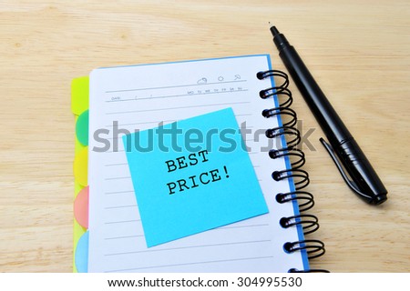 Best Price! words written on a blue sticky note pinned, notebook with pan on wooden background