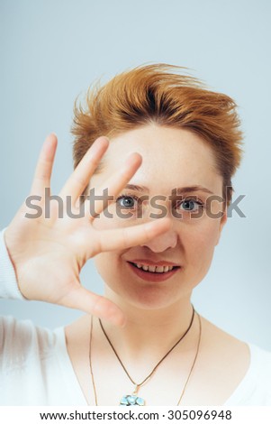 woman shows five