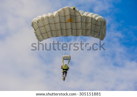 parachuting soldiers , Military Parachute