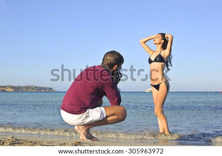 Photographer and model in a shooting at the beach