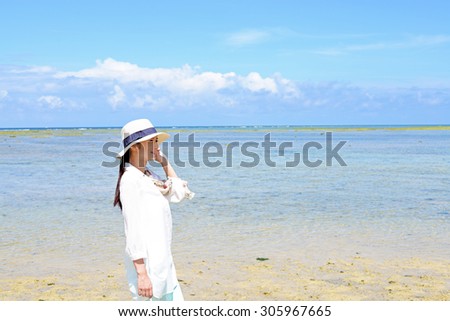The woman who relaxes on the beach.