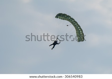 parachuting soldiers , Military Parachute
