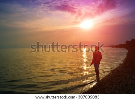 The silhouette of a woman in the lake, China