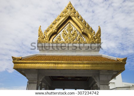 Sculpture roof in Wat Trimitr the old temple in bangkok