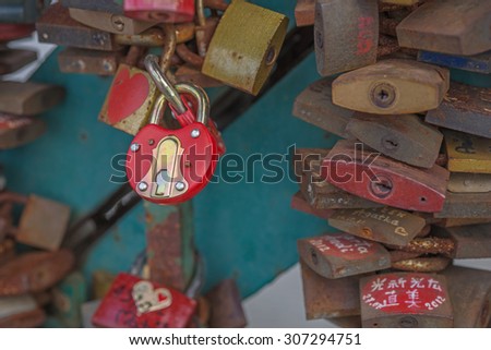 Symbols of love, Love padlocks