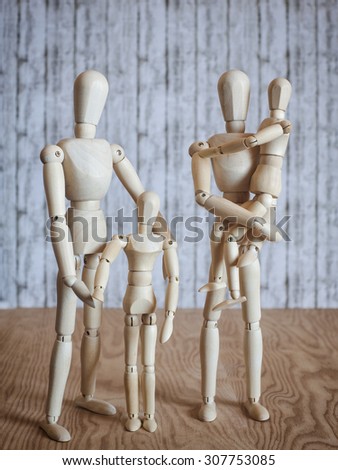 Photos wooden dolls, happy family with children