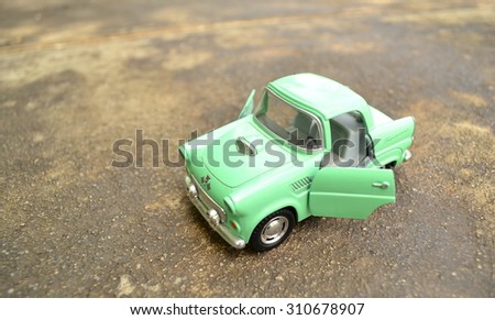 The green toy car, it's waiting children