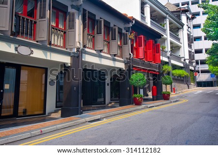 A Calm And Green Street In Singapore Chinatown. Singapore Has Excellent Walking Streets With A Huge Number Of Green Trees