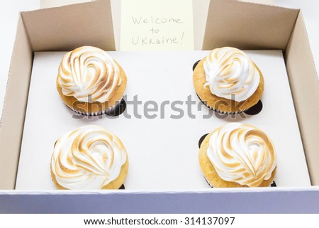 Lemon meringue cupcakes with a note "Welcome to Ukraine!"
