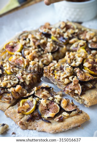 Gluten free pizza with fresh figs and onions