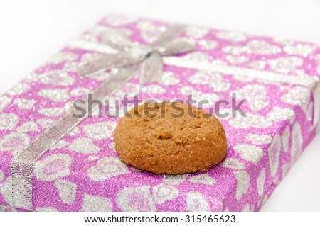 Brown chocolate cookie on the pink gift box.