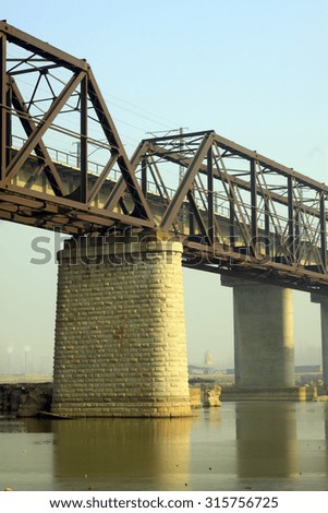 Luan River railway bridge, closeup of photo