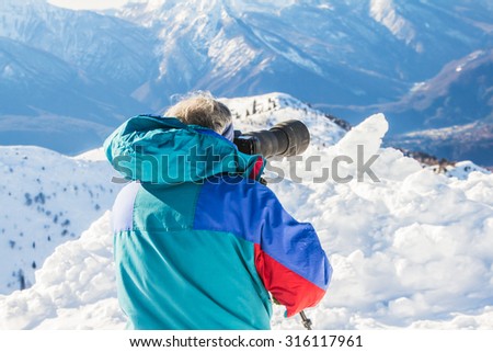 MOUNTAIN ZONCOLAN, CARNIC ALPS, FRIULI-VENEZIA GIULIA ITALIA: Man makes photography of the views of the snow mountains