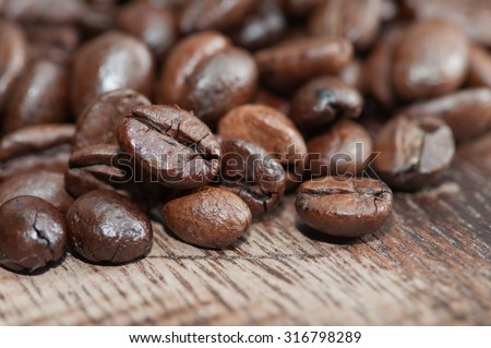 Coffee Beans draw a zigzag line isolated on white Soft focus