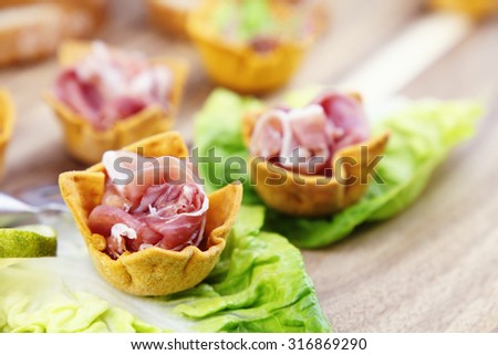 Snacks with cabbage leaves.