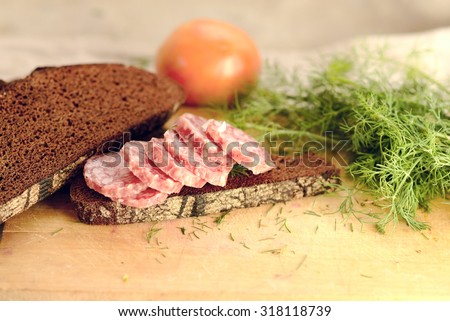 sliced ??sausage on bread close dil