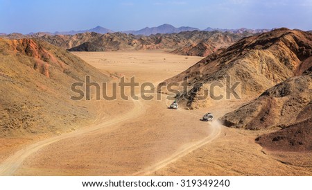 In the picture two jeeps while attraverano the desert rocks Egyptian, a view from above.
