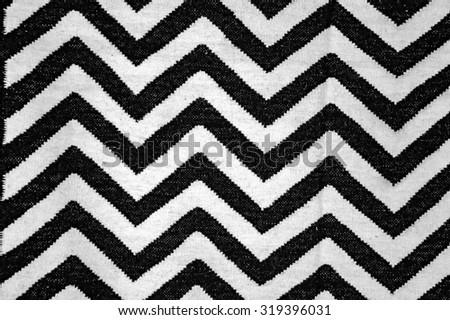 Zigzag pattern in white and black color