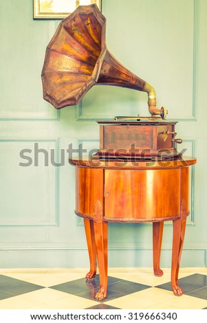 Vintage Gramaphone music box - vintage filter effect