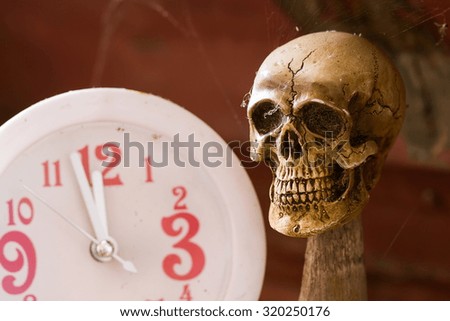Skull waiting time on clock vintage tone