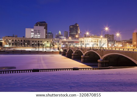 Des Moines skyline accros frozen Des Moines River. 