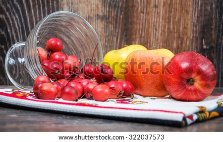 Little Paradise apples and conventional apples large