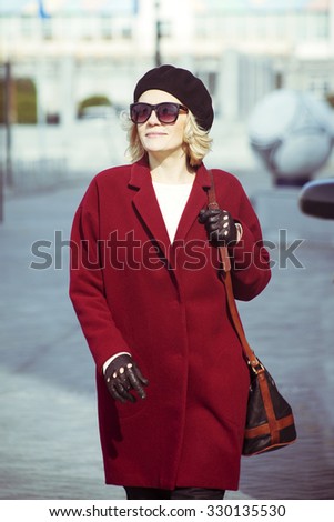 Beautiful fashion woman in sunglasses outdoor 