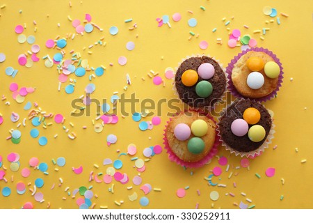 Cupcakes on yellow confetti background - happy birthday card