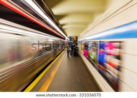 picture of a subway station in New York City with creative zoom effect