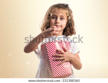 Kid eating popcorns
