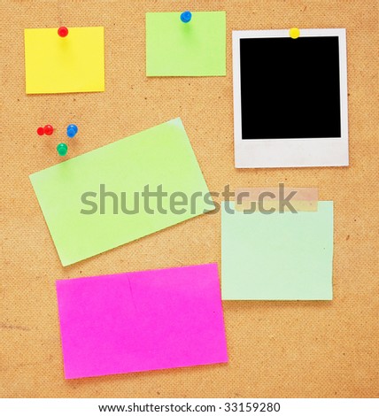 empty notes on wooden background