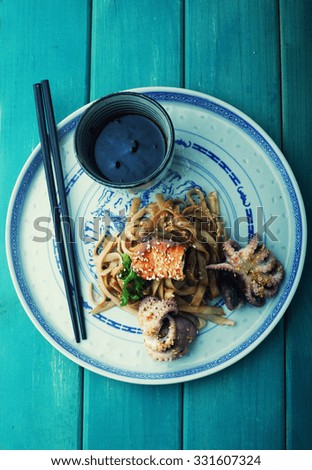 Udon noodles with salmon and octopus with sesame seeds