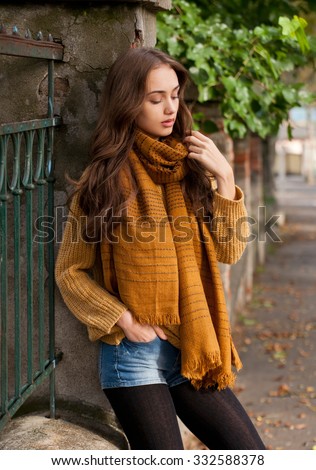 Outdoors portrait of a brunette autumn fashion beauty.