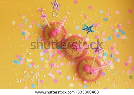 Cupcakes on yellow confetti background - happy birthday card