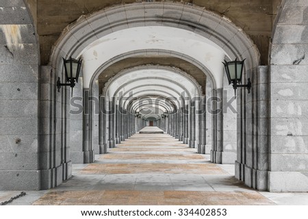 Symmetrical corridor with rows of columns