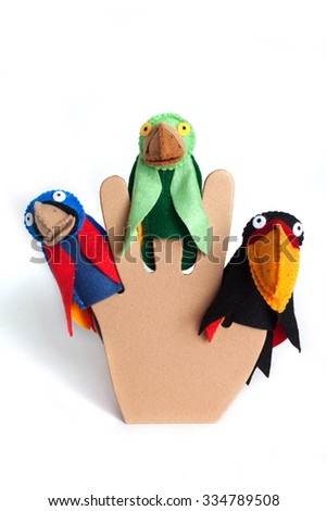 Brazilian animals (toucan and parrots) puppets in the fingers.