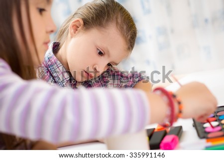 Little girls drawing pictures