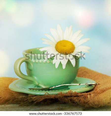tea with a bouquet of daisies 