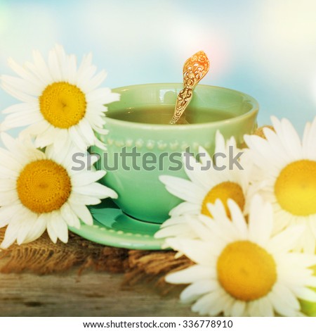 tea with a bouquet of daisies 